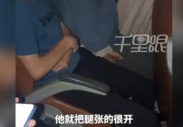在公交车上，一名男子不恰当地接触11岁小女孩，同车乘客迅速制止。小女孩因惊吓蜷缩恐惧。-天马资源分享网